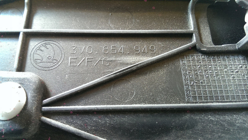 Listwa drzwi LE tył SKODA SUPERB 3V0854949 demonta