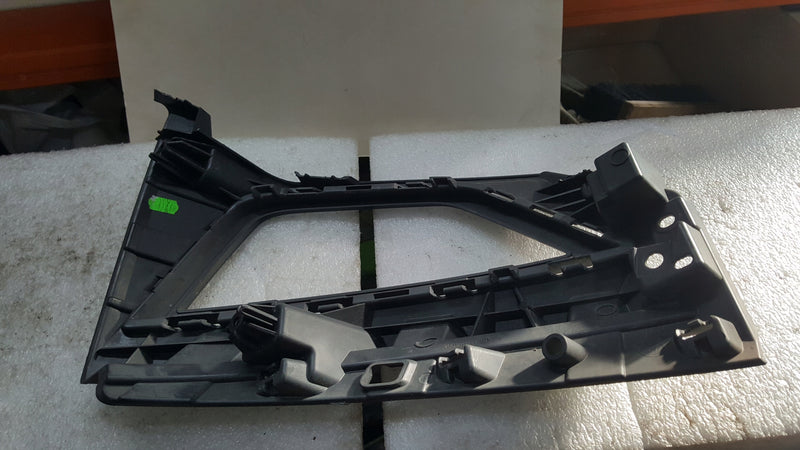 Kratka ramka halogenu lewa VW POLO 2G0853665G demontaż