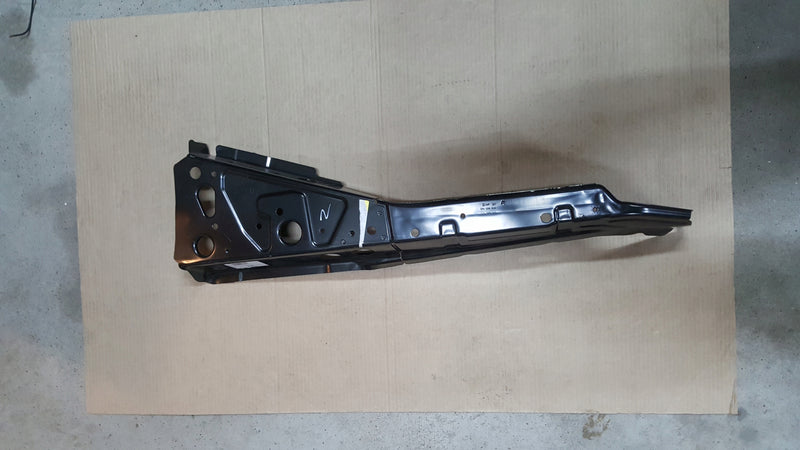 AUDI A3 8Y0 - Górne przednie wzmocnienie błotnika 8Y0810135