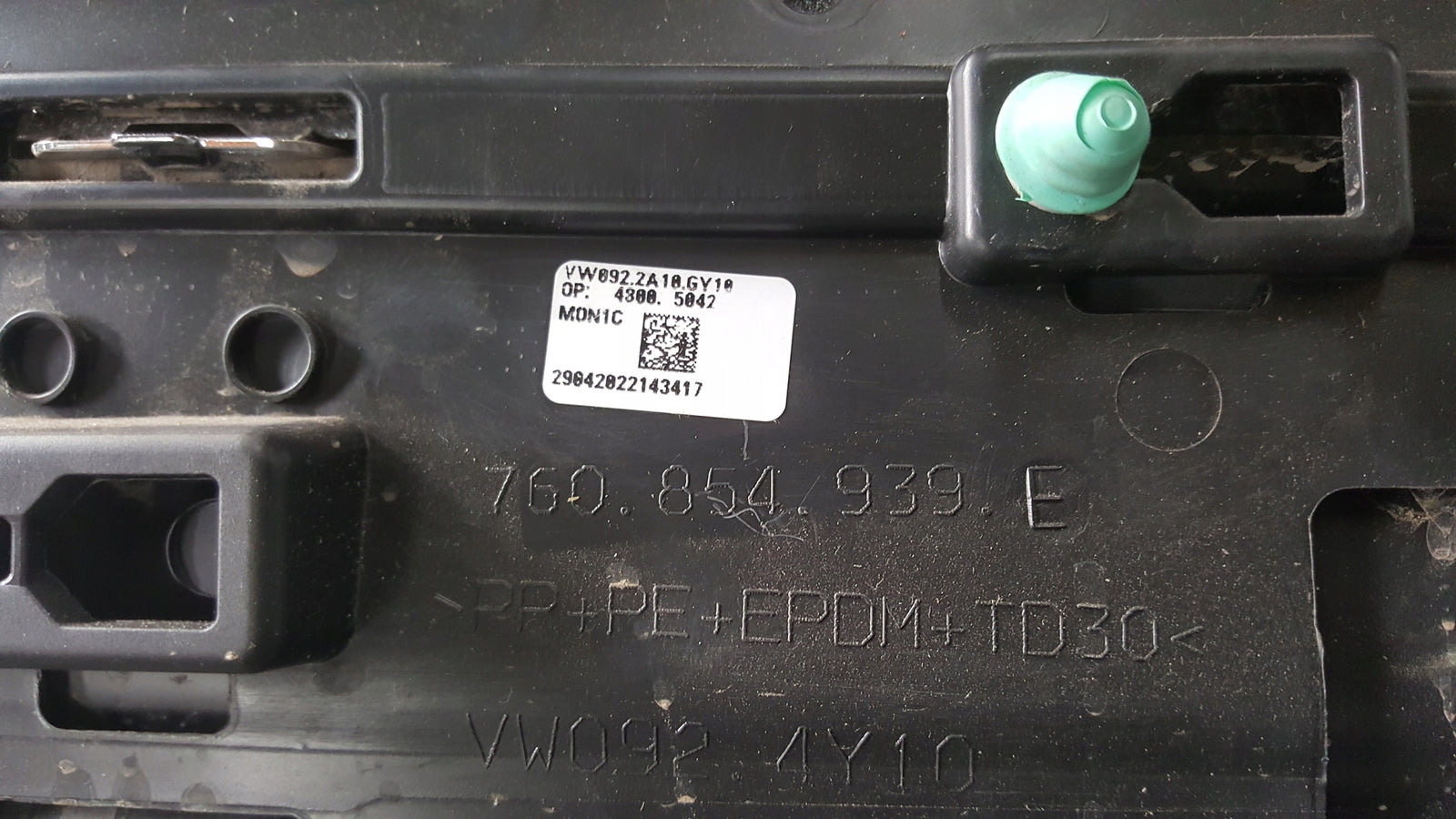 Listwa drzwi lewy przód VW TOUAREG III 760854939E