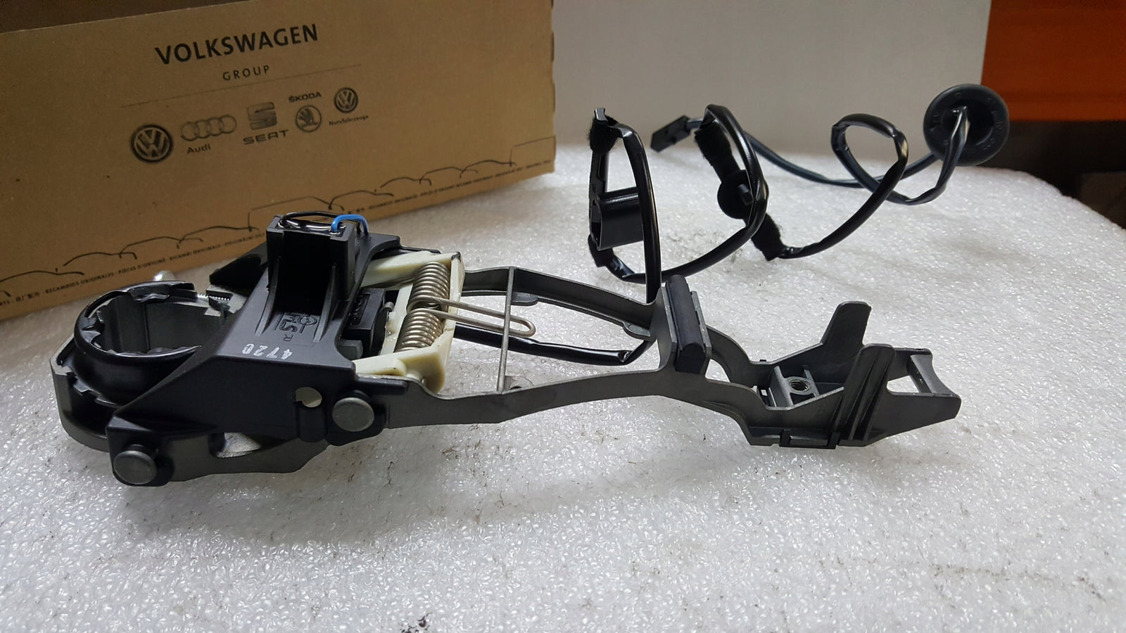 NOWY ORYGINALNY mechanizm klamki lewa strona VW GOLF V EOS 1Q0837885B