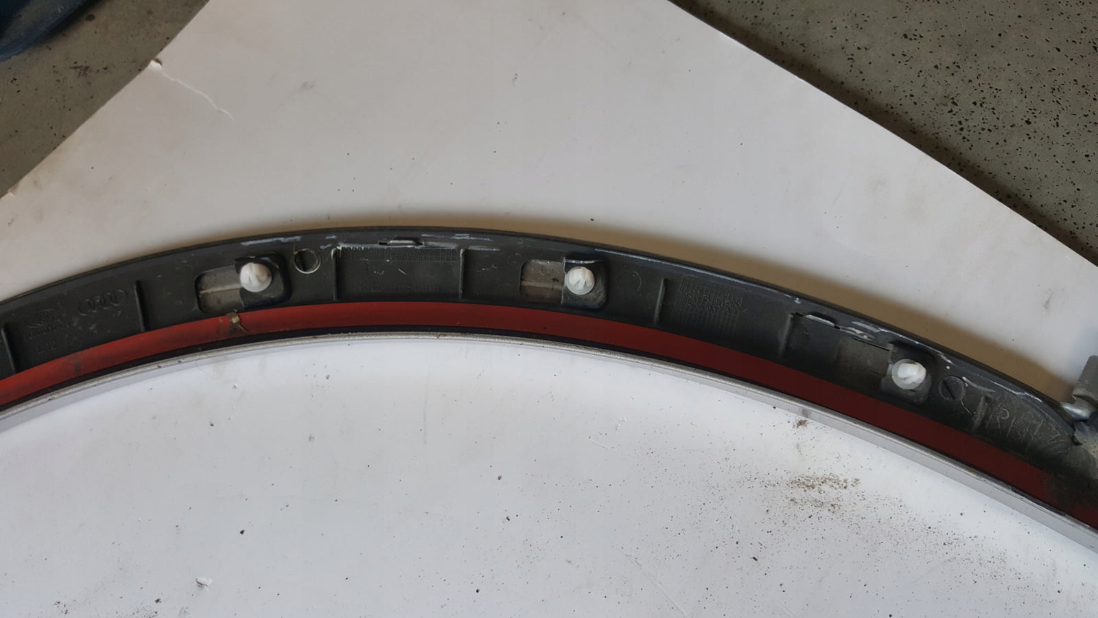 Listwa błotnika prawy przód AUDI Q3 8U0853718A demontaż