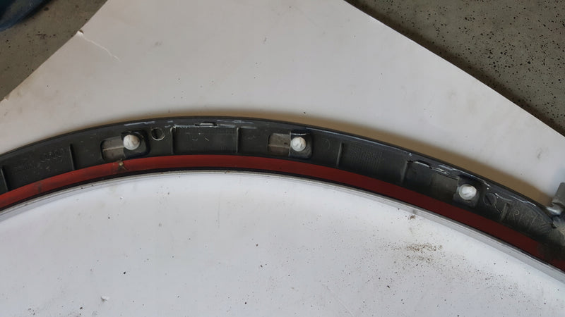 Listwa błotnika prawy przód AUDI Q3 8U0853718A demontaż
