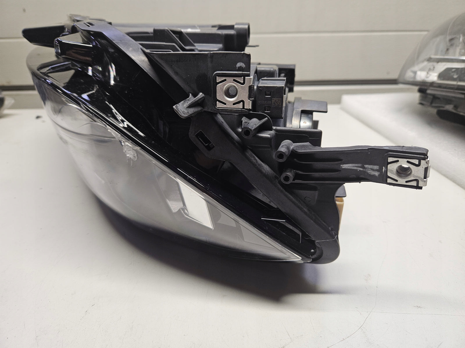 Pr reflektor Vw T-CROS 2GM941006A 2023r demontaż