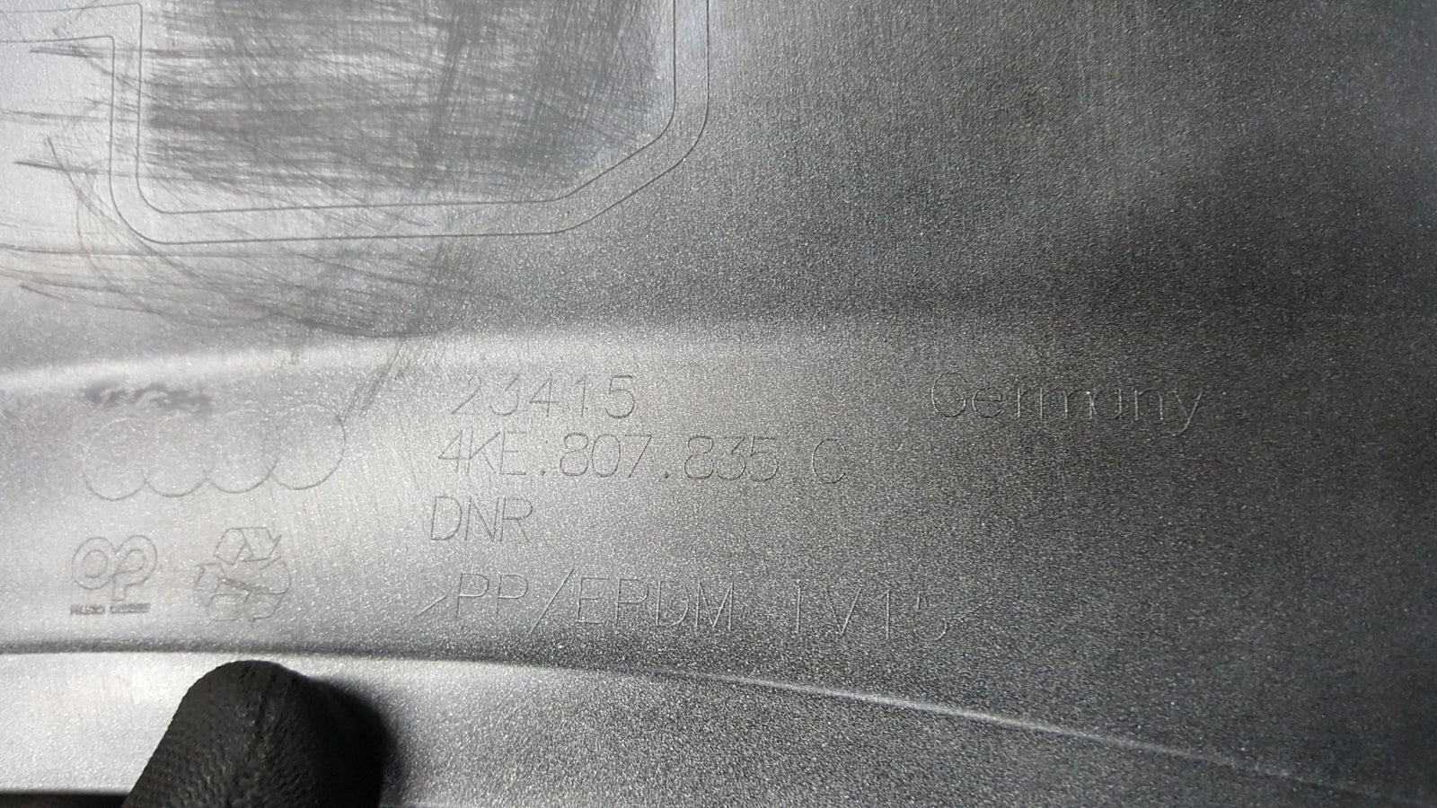 Dokładka spoiler dyfuzor zderzaka tylnego AUDI E-TRON 4KE807835C demontaż