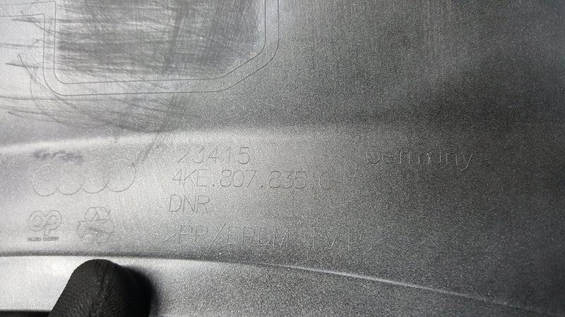 Dokładka spoiler dyfuzor zderzaka tylnego AUDI E-TRON 4KE807835C demontaż