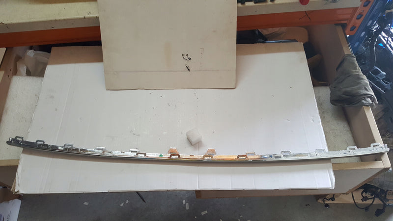 Listwa chrom zderzaka tylnego VW TOURAN 5TA853146 demontaż