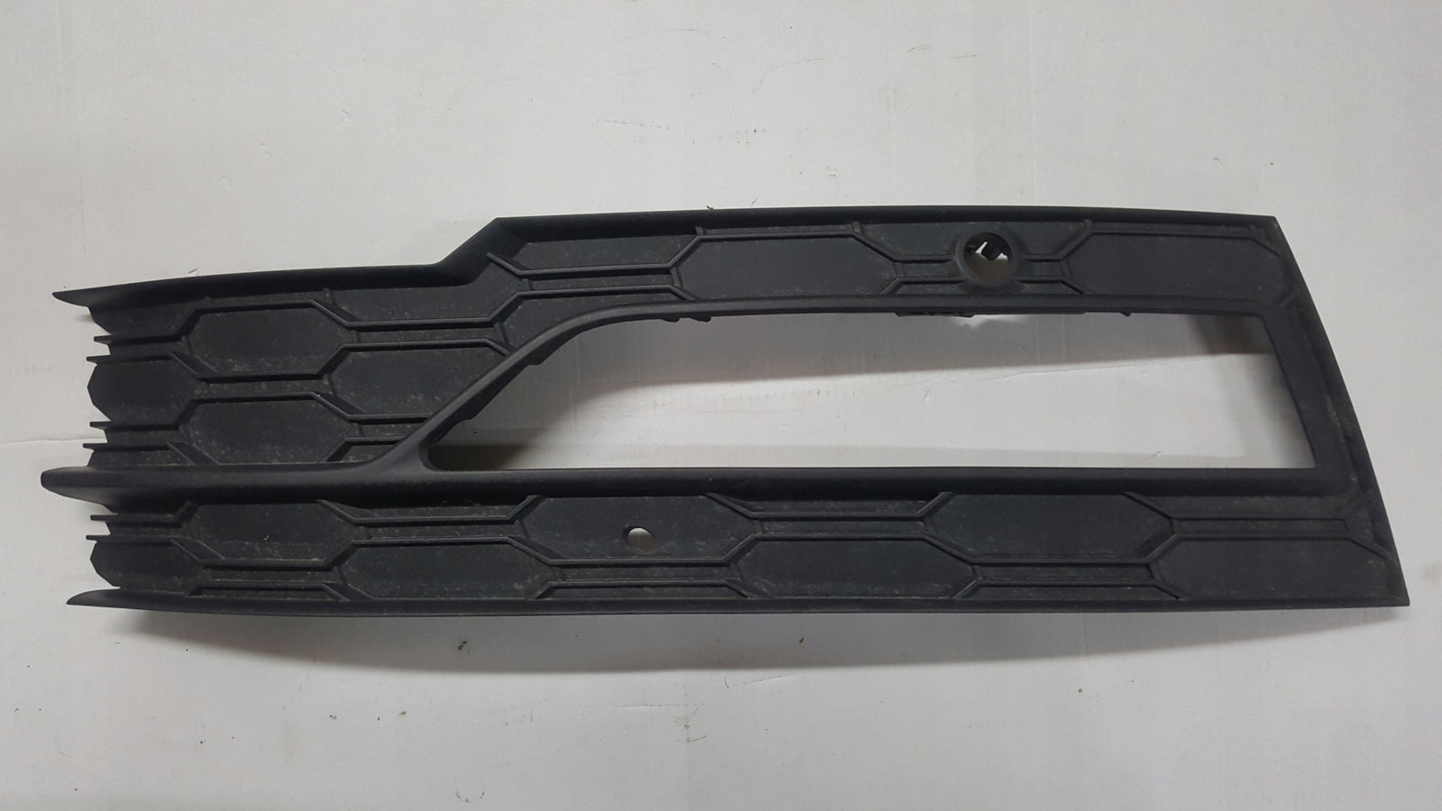 Kratka zderzaka przedniego lewa strona SKODA OCTAVIA IV 5E3807681A