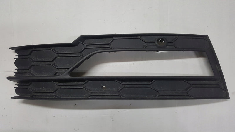 Kratka zderzaka przedniego lewa strona SKODA OCTAVIA IV 5E3807681A