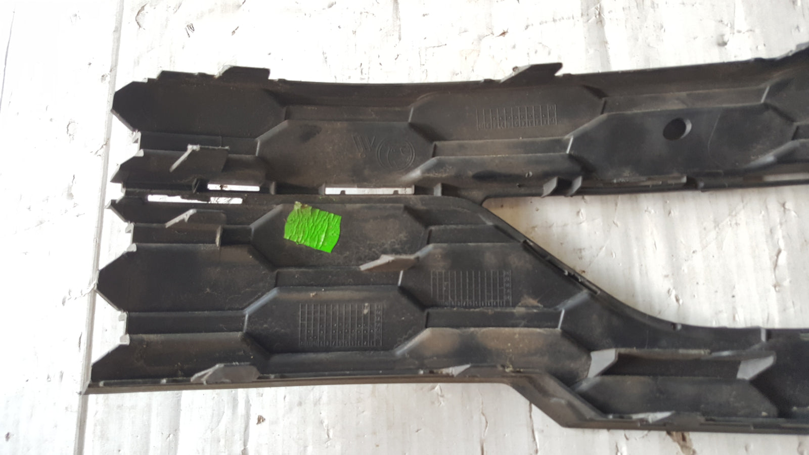 Kratka zderzaka lewy przód SKODA OCTAVIA 5E3807681C demontaż