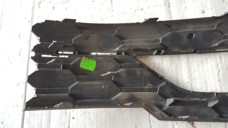 Kratka zderzaka lewy przód SKODA OCTAVIA 5E3807681C demontaż