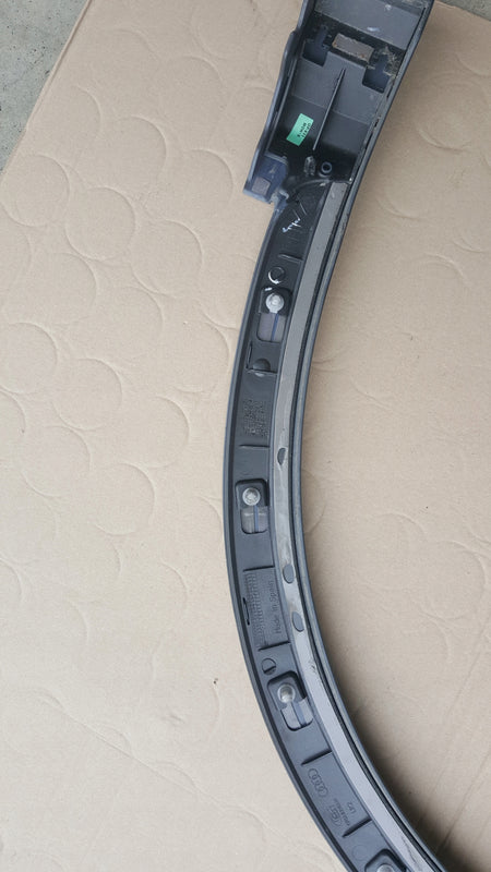 Listwa błotnika prawy przód AUDI Q3 8U0853718A demontaż