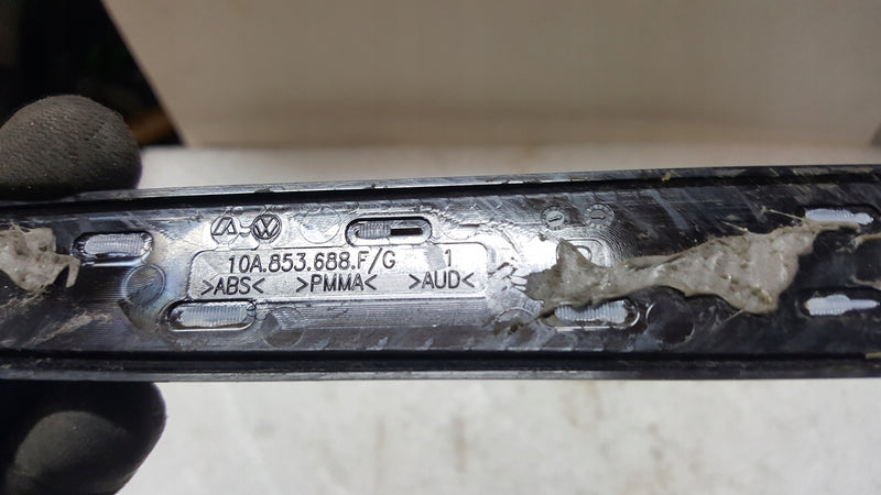 Emblemat napis PRO na błotnik prawy przód- VW ID.3 10A853688F demontaż