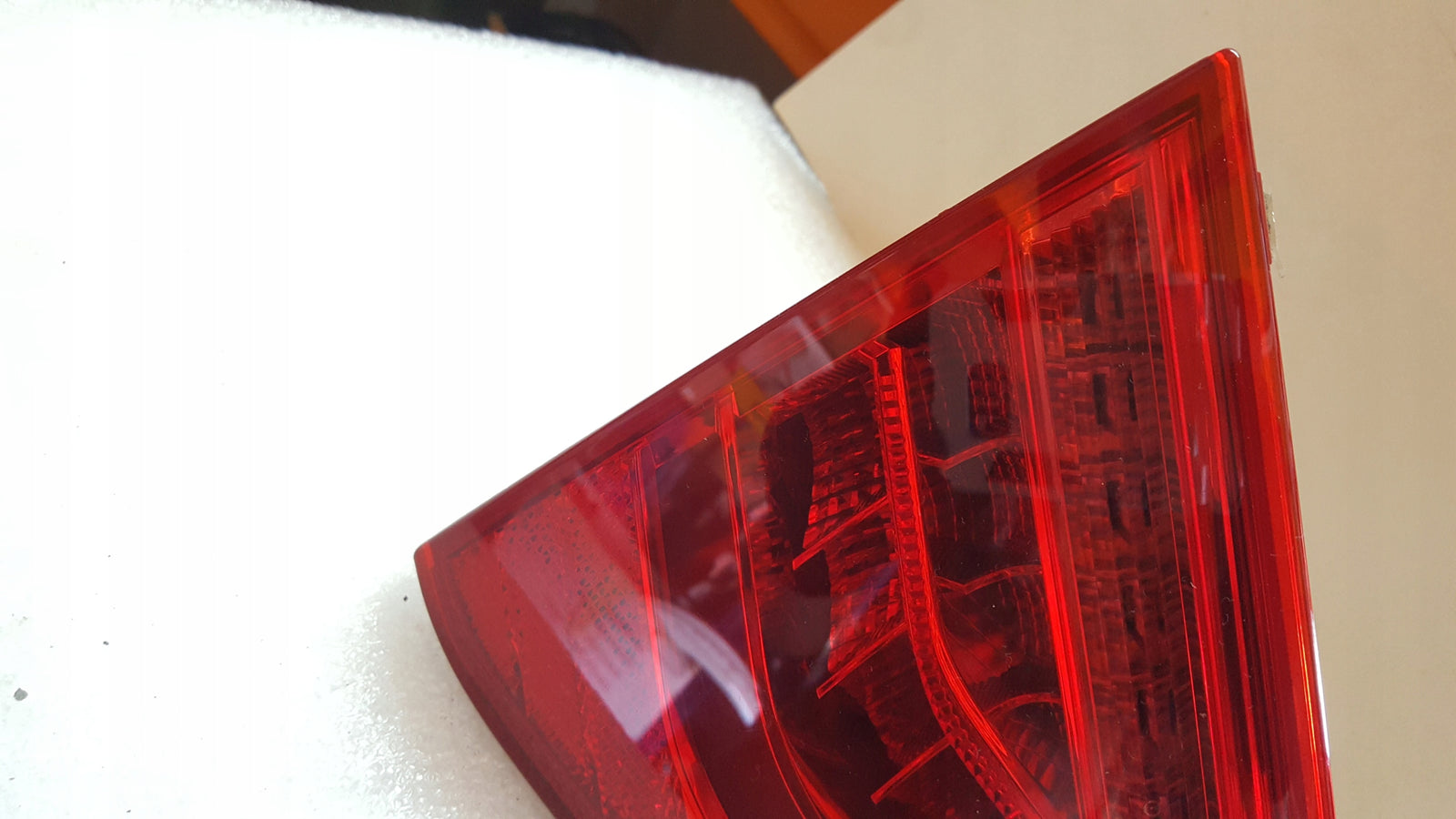 LE lampa LED w klapę AUDI A5 8T0945093C demontaż