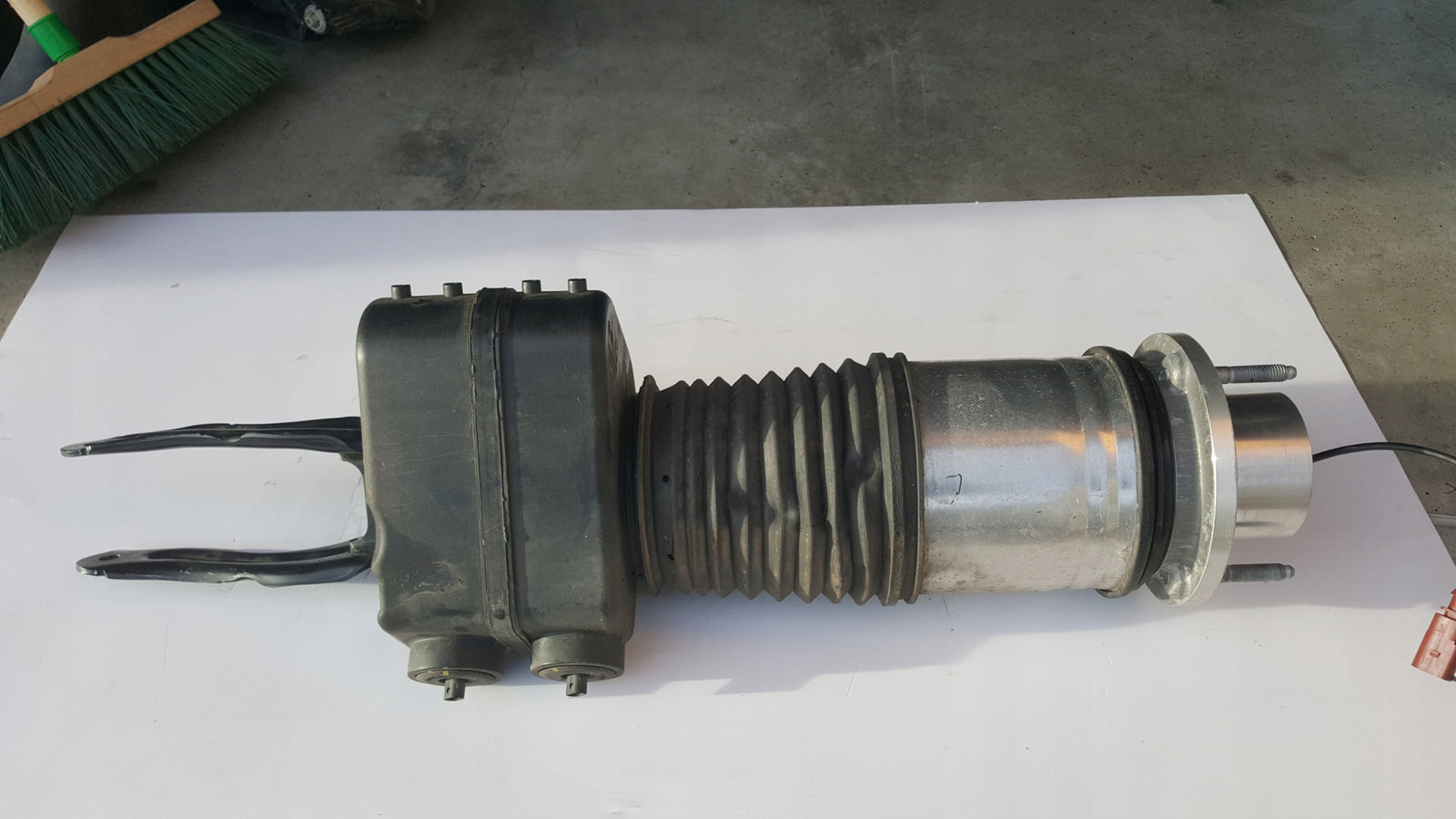 Amortyzator prawy przód PORSCHE TAYCAN 9J1616038E demontaż