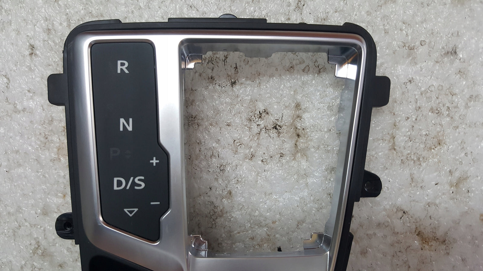 Ramka panel biegów AUDI A4 (B9) A5 8W1713111C demontaż