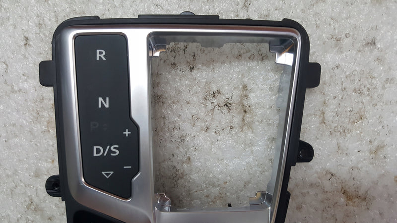 Ramka panel biegów AUDI A4 (B9) A5 8W1713111C demontaż