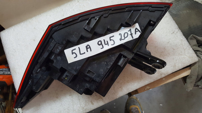Tylna lewa lampa LED-- SKODA ENYAQ 5LA945207A demontaż