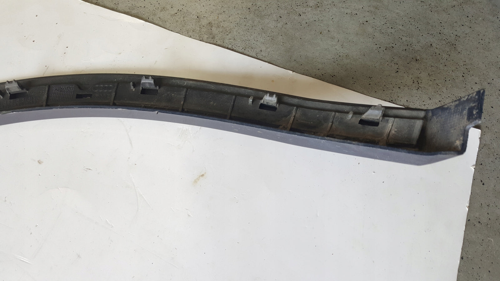 Listwa błotnika prawy tył AUDI Q5 80A853818A demontaż
