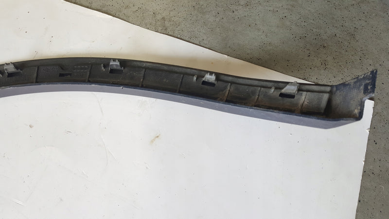 Listwa błotnika prawy tył AUDI Q5 80A853818A demontaż