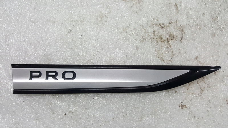 Emblemat napis PRO na błotnik prawy przód- VW ID.3 10A853688F demontaż