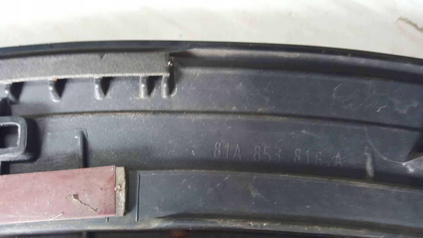 Listwa błotnika prawy tył AUDI Q2 81A853818A