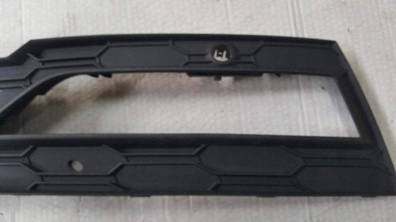 Kratka zderzaka przedniego lewa strona SKODA OCTAVIA IV 5E3807681A