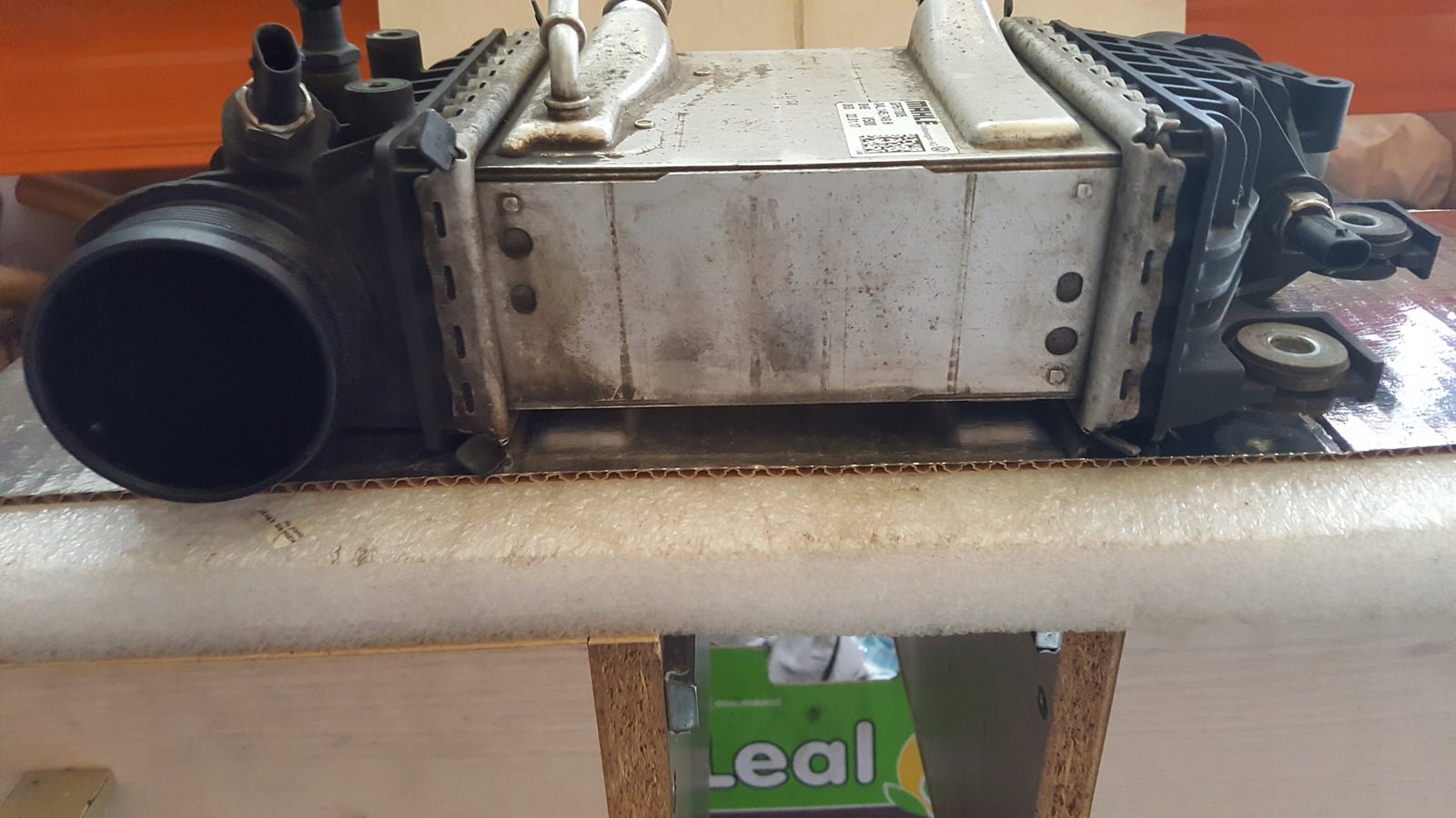 Chłodnica intercooler VW T6 -- CRAFTER 04L145749H demontaż