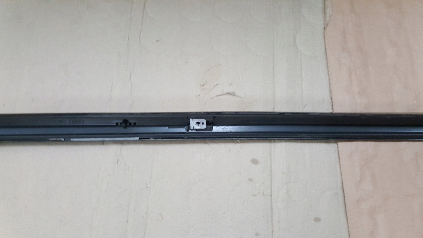 Listwa progowa prawa strona AUDI A4 (B9) 8W0853932A demontaż