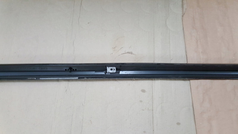 Listwa progowa prawa strona AUDI A4 (B9) 8W0853932A demontaż