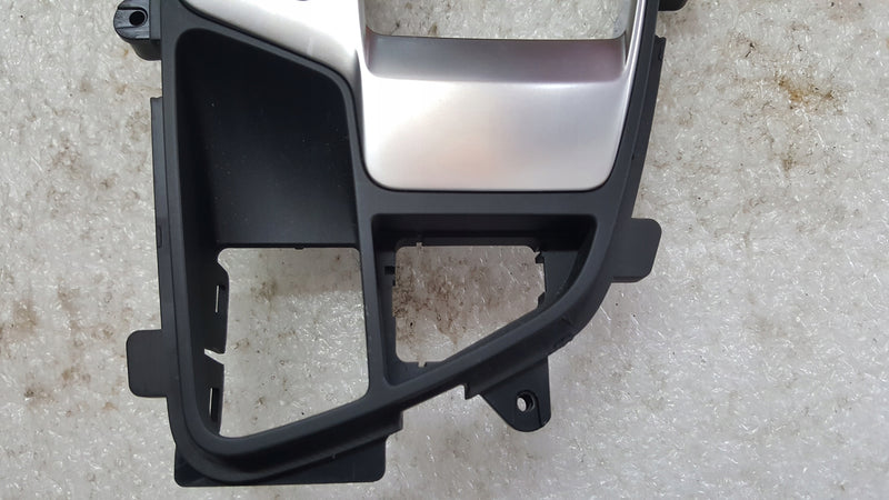 Ramka panel biegów AUDI A4 (B9) A5 8W1713111C demontaż