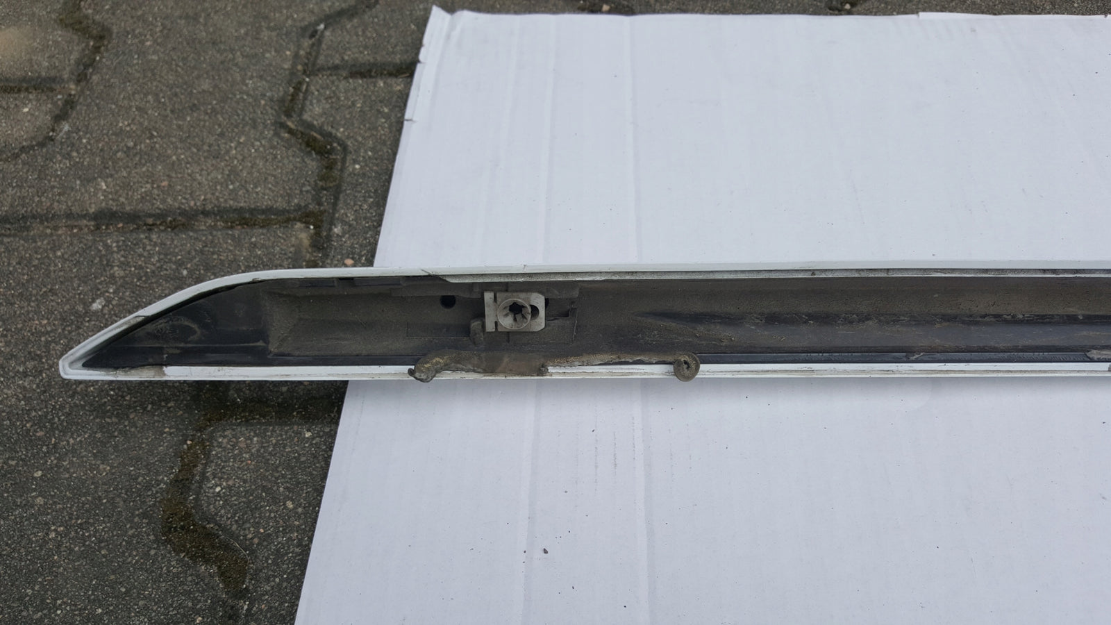 Listwa progowa prawa strona AUDI A4 (B9) 8W0853932A demontaż