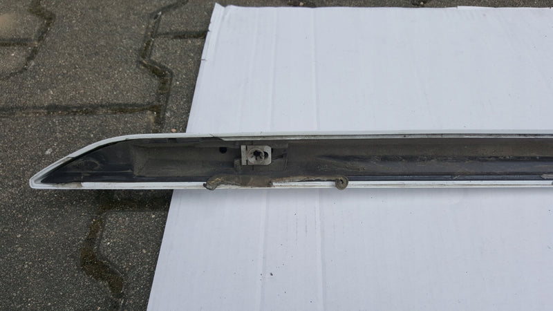 Listwa progowa prawa strona AUDI A4 (B9) 8W0853932A demontaż