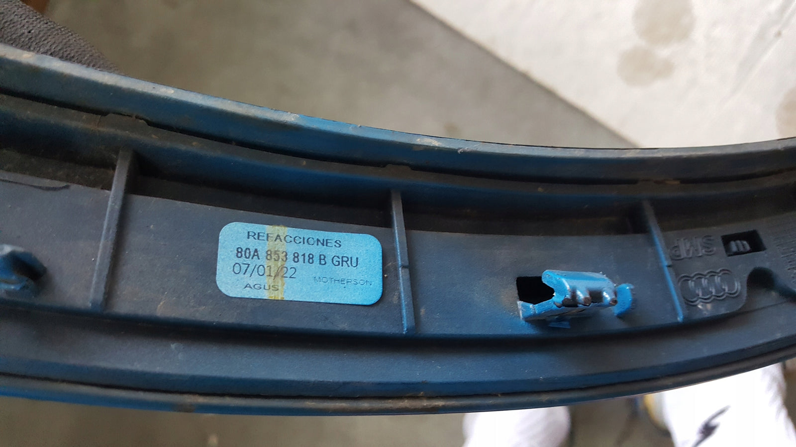 Listwa błotnika prawy tył AUDI Q5 80A853818B demontaż
