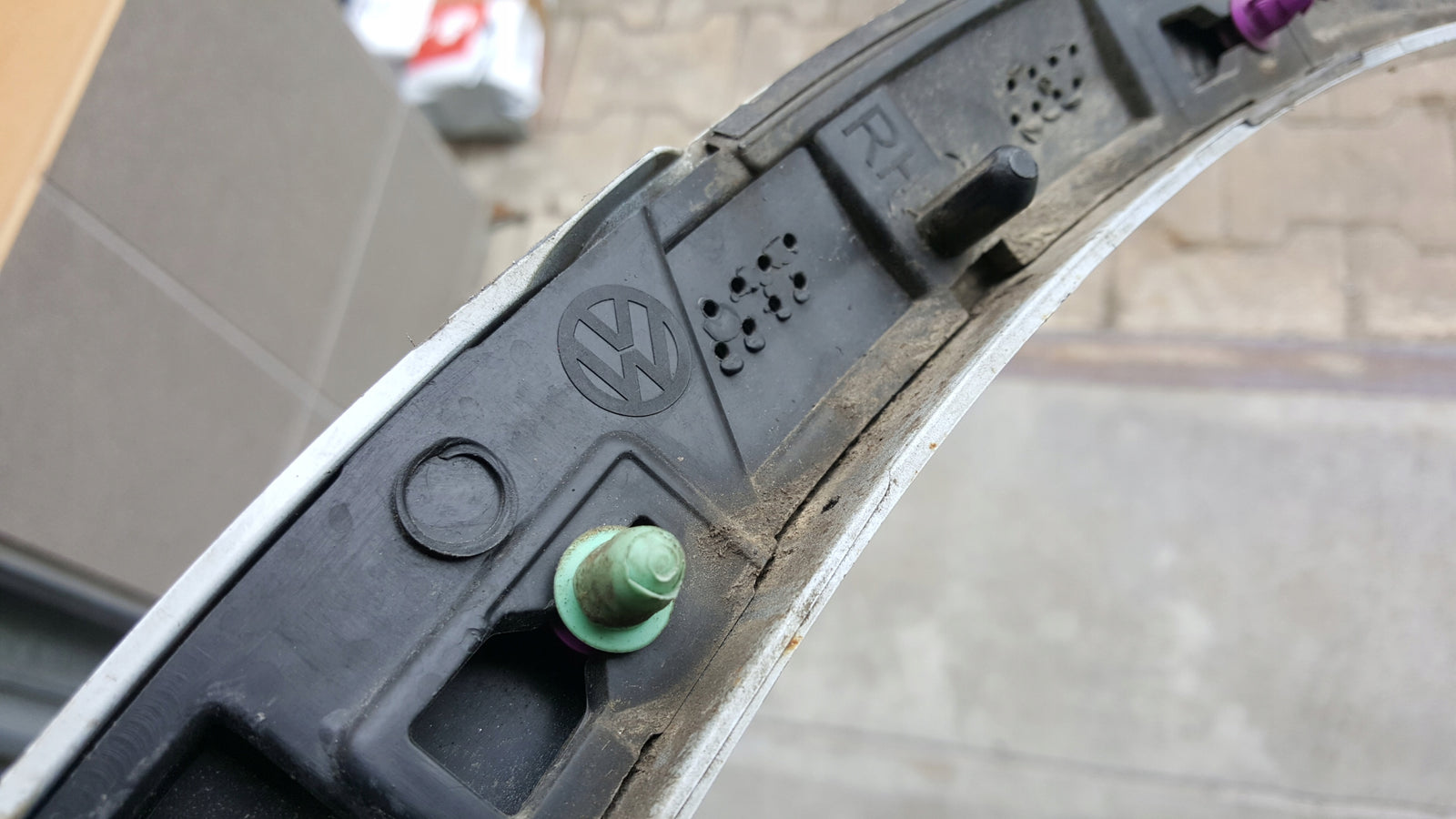 Listwa błotnika prawy tył VW TOUAREG 3 760853818D
