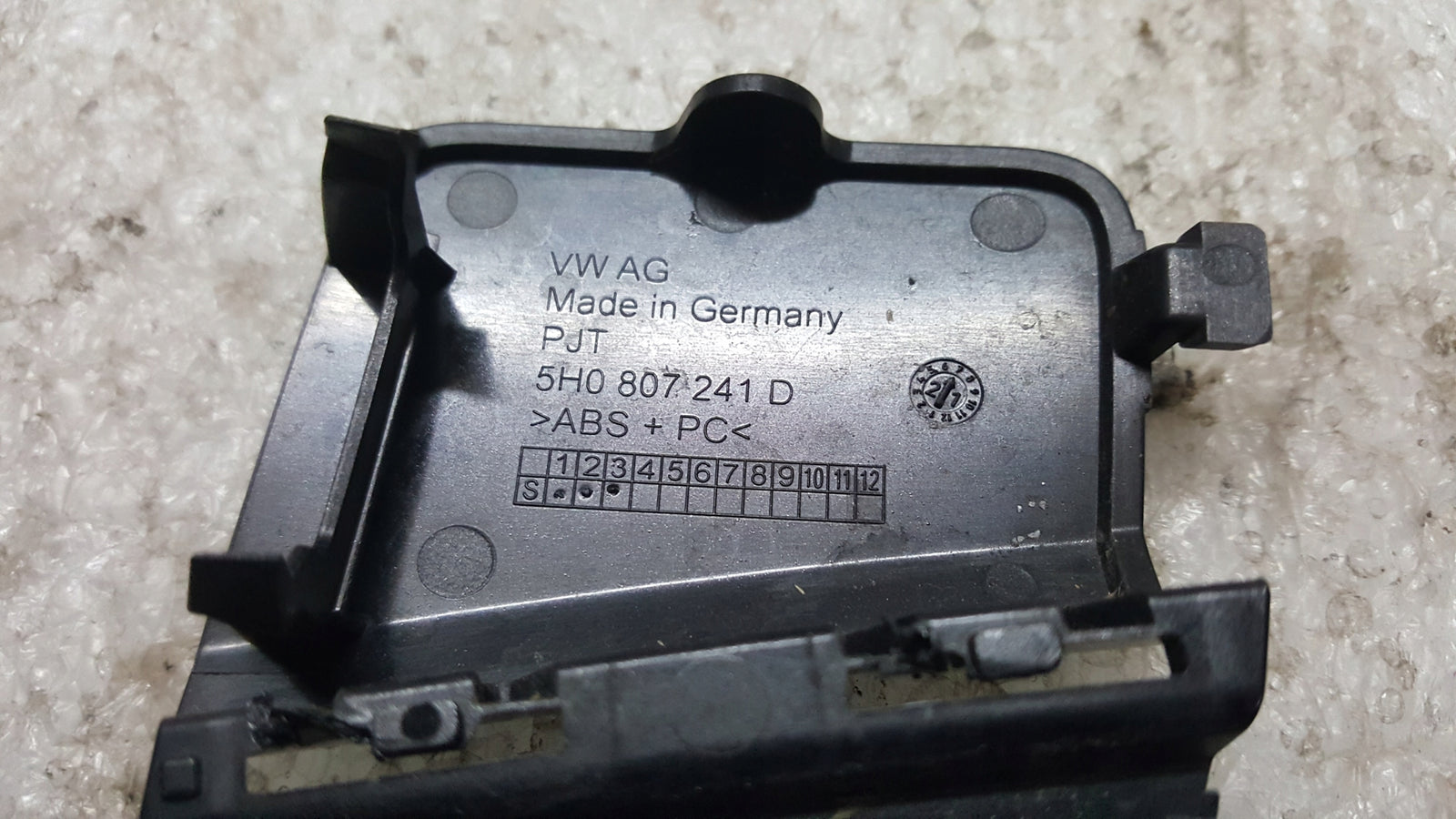 Zaślepka haka zderzaka przedniego VW GOLF VIII 5H0807241D demontaż
