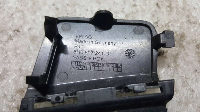 Zaślepka haka zderzaka przedniego VW GOLF VIII 5H0807241D demontaż