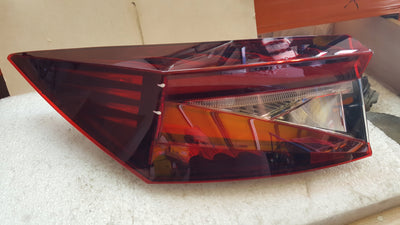 Tylna lewa lampa LED-- SKODA ENYAQ 5LA945207A demontaż