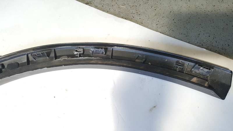 Listwa błotnika lewy przód AUDI Q2 81A853717A demontaż