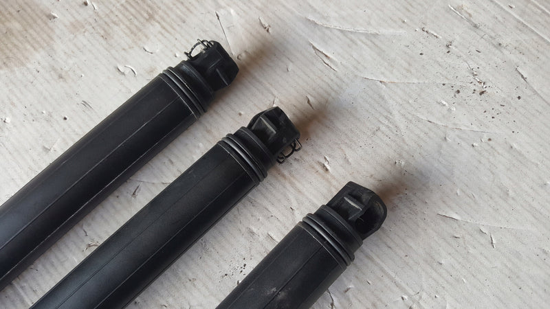 Lewy siłownik klapy bagażnika SEAT ATECA 575827851A demontaż oryginał