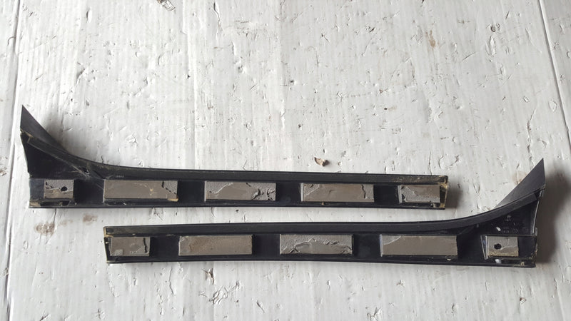 Listwy klapy bagażnika lewa + prawa strona VW TOURAN 5TA827939 5TA827940