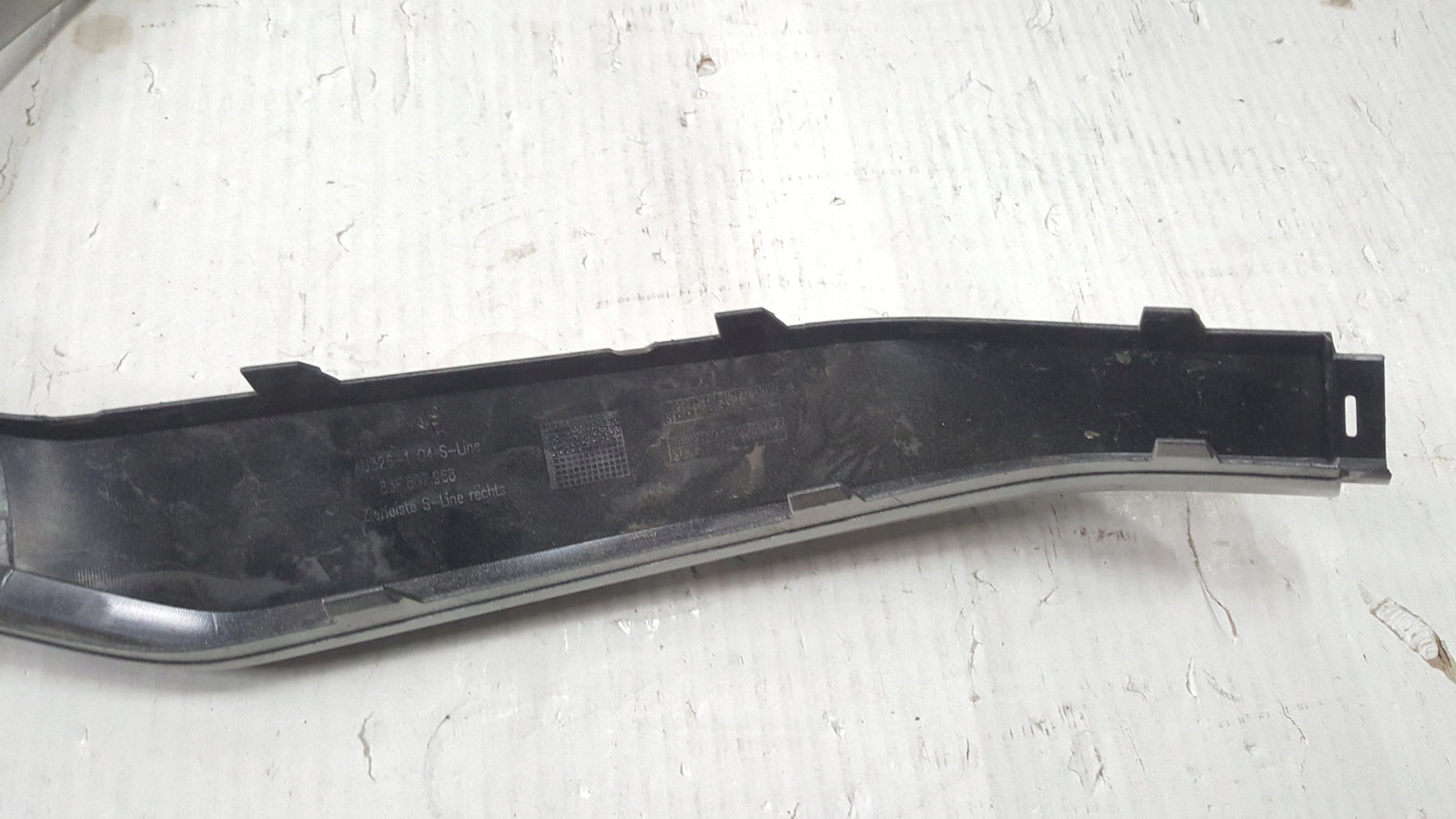 Listwa zderzaka tylnego prawa strona AUDI Q3 83F807968 demontaż