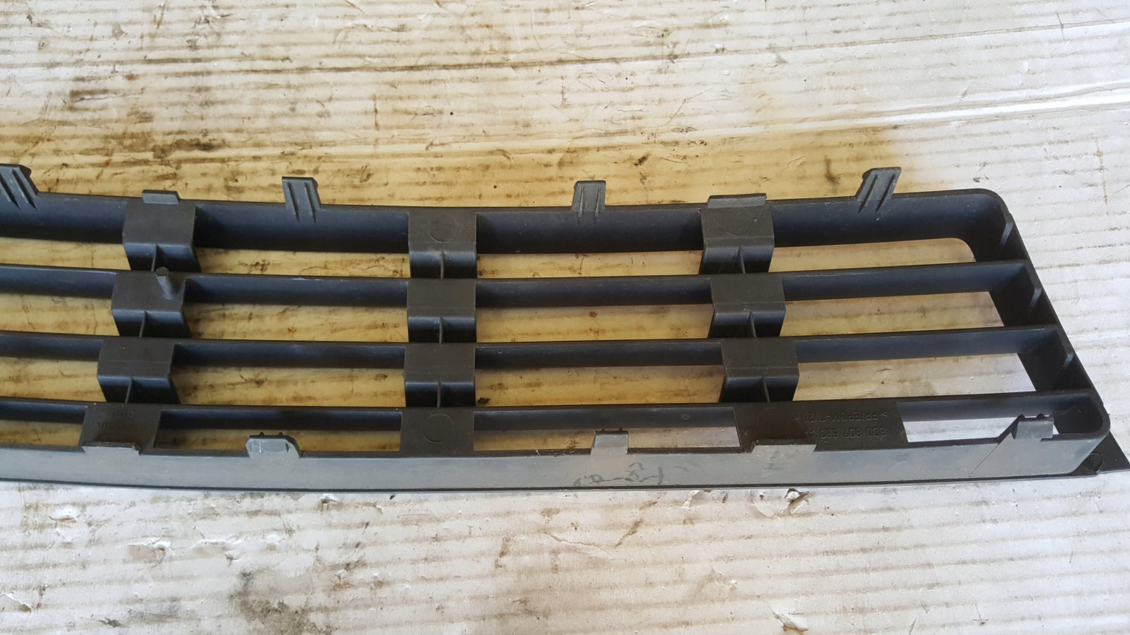 Środkowa kratka zderzaka przód AUDI A4 8D0807683AA