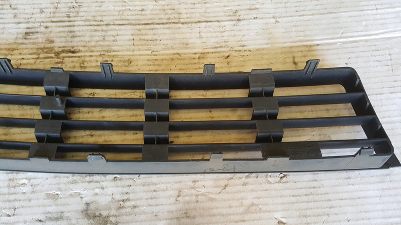 Środkowa kratka zderzaka przód AUDI A4 8D0807683AA