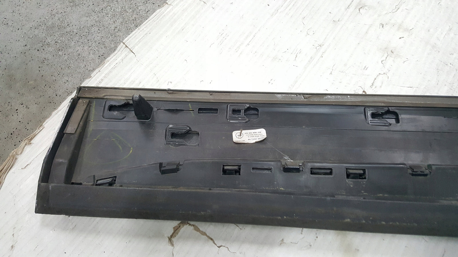Listwa drzwi prawy przód AUDI Q5 80A853960A demontaż