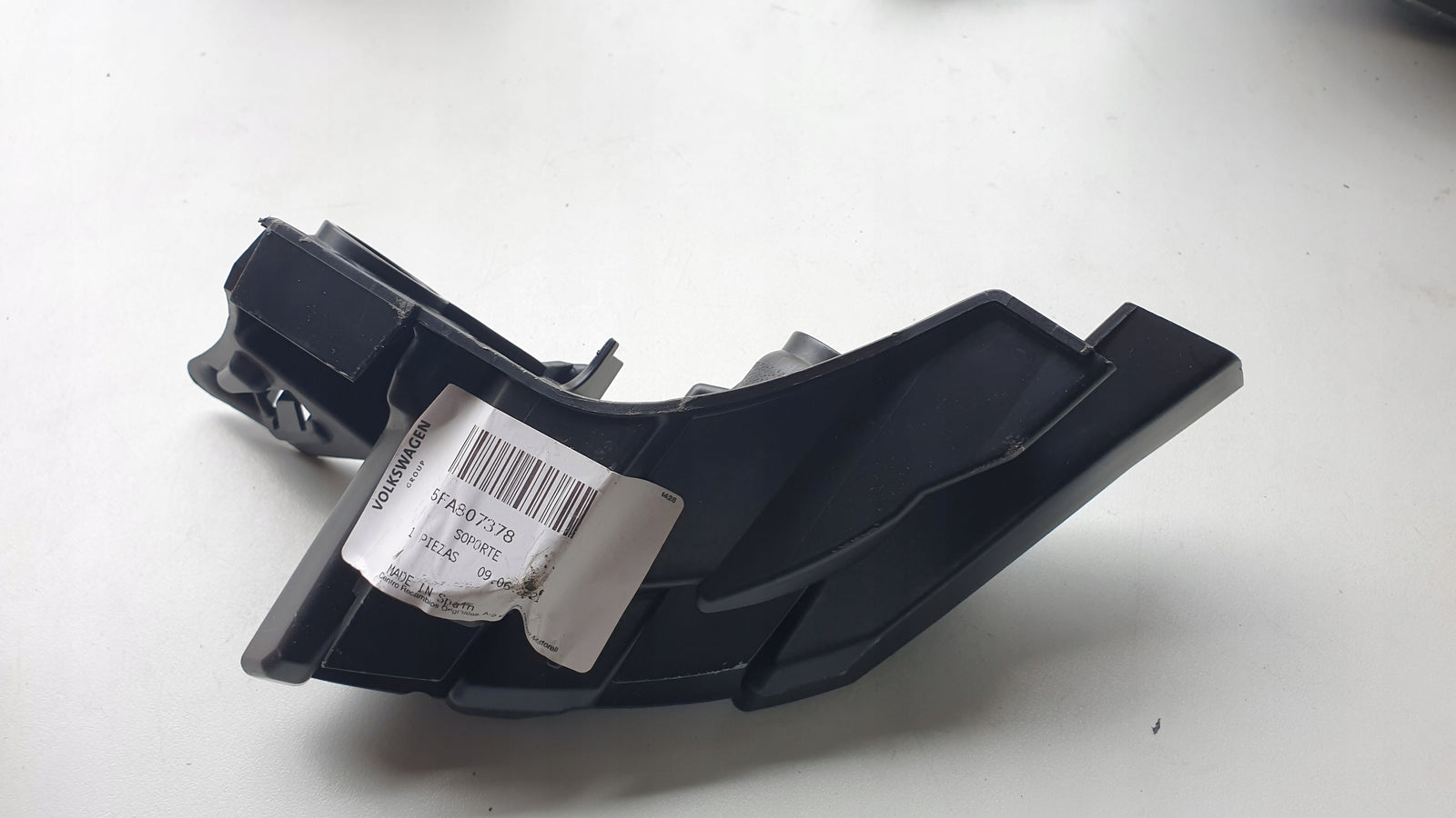 NOWY ORYGINALNY ślizg zderzaka tylnego prawa strona SEAT LEON 5FA807378