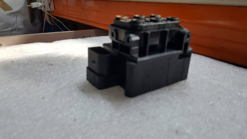 Blok zaworowy rozdzielacz pneumatyki AUDI A6 (C6) A8 4F0616013 demontaż