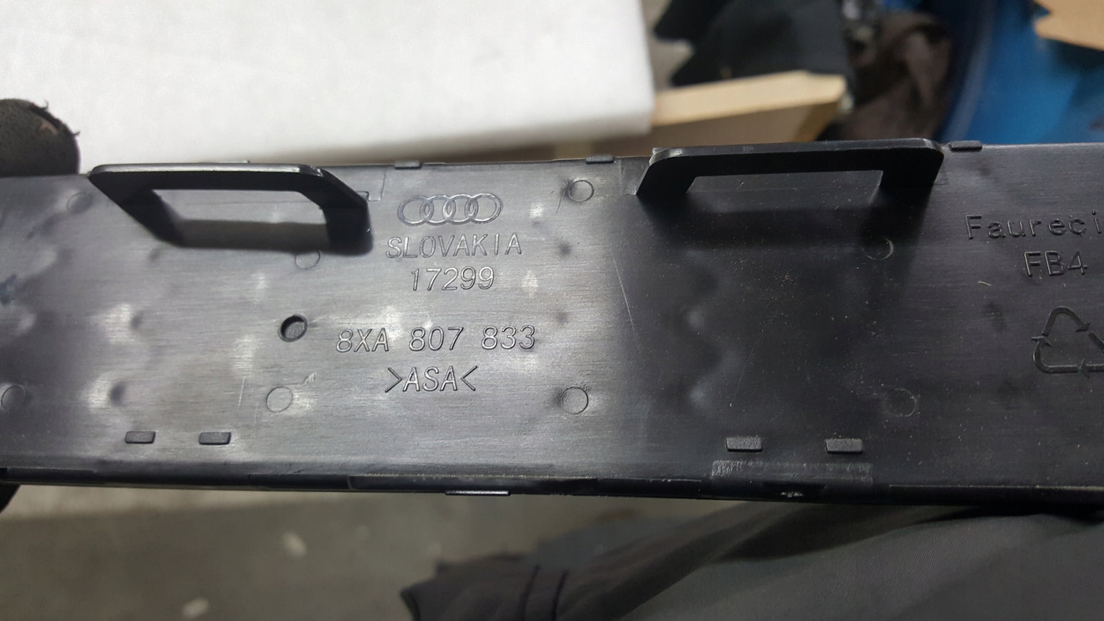 NOWA ORYGINALNA atrapa kratka zderzaka tylnego AUDI A1 S-LINE 8XA807833