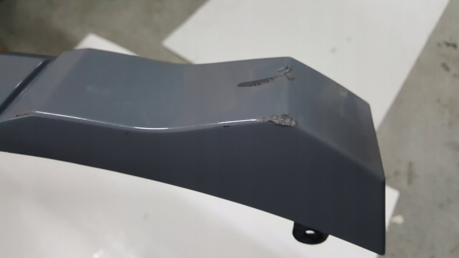 Listwa błotnika prawy tył AUDI Q4 E-TRON 89A853818E demontaż