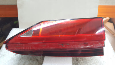 Tylna lewa lampa LED w klapę AUDI A6 C8 sedan 4K5945075 demontaż